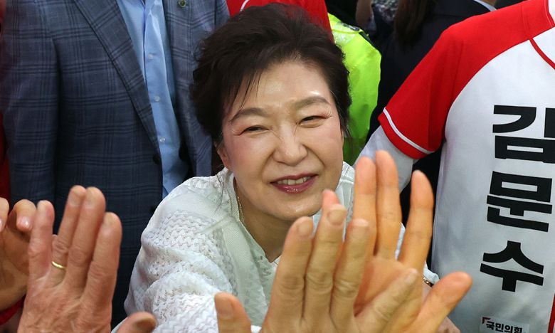 제21대 대통령 선거 하루 전날인 2일 박근혜 전 대통령이 경남 진주시 진주중앙시장을 찾아 인사하고 있다. 이날 진주 인사에는 유영하 의원과 진주지역 박대출·강민국 의원이 동행했다. 연합뉴스