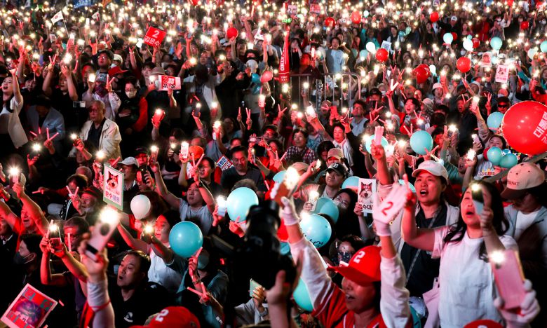 2일 서울시청 광장에서 열린 국민의힘 김문수 대선후보의 마지막 유세에서 환호하는 지지자들. 연합뉴스