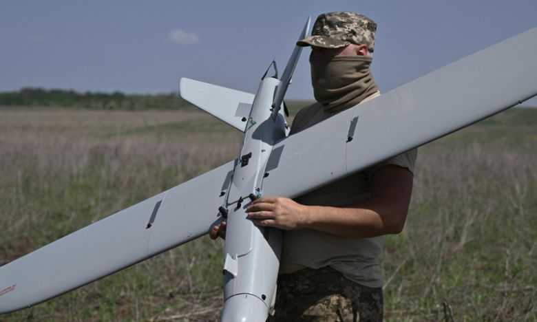 한 우크라이나 병사가 무인기를 들고 있다. AFP연합뉴스