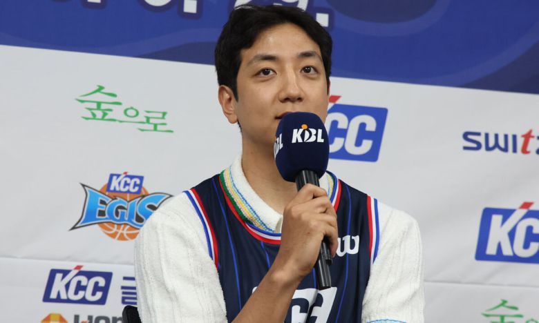 부산 KCC 이지스로 이적한 허훈이 5월 29일 서울 강남구 KBL센터에서 열린 입단식에서 질문에 답하고 있다. 뉴시스