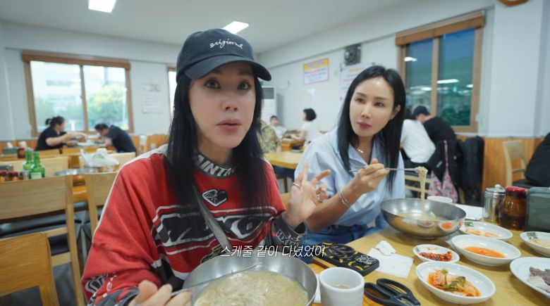 가수 겸 배우 엄정화가 자신과 똑 닮은 여동생을 공개했다. 유튜브 채널 ‘Umaizing 엄정화TV’ 캡처