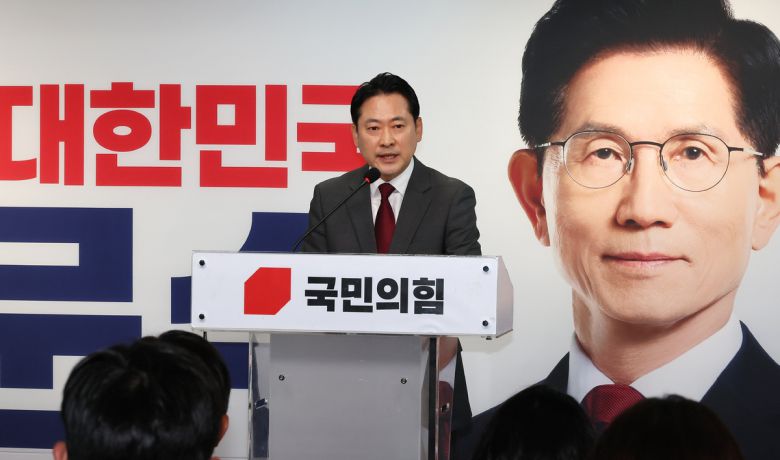 “국제적 망신” 국민의힘 장동혁 선거대책위원회 상황실장이 2일 서울 여의도 중앙당사에서 긴급 현안 기자회견을 열고 투자자 짐 로저스 로저스홀딩스 회장의 대선후보 지지 선언 여부를 둘러싼 논란에 대해 비판하고 있다. 연합뉴스