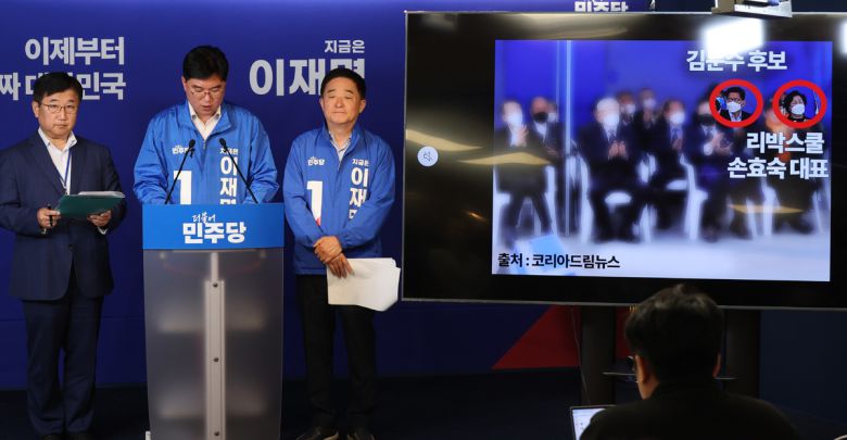 “선거 부정·국기 문란” 더불어민주당 강득구 신속대응단장(오른쪽)과 정준호 부단장이 2일 서울 여의도 민주당 중앙당사에서 리박스쿨 댓글 공작 의혹과 관련해 발언하고 있다. 허정호 선임기자