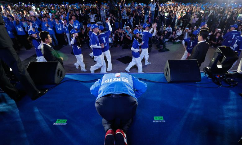 이재명 더불어민주당 대선후보가 2일 오후 서울 영등포구 여의도공원 문화의마당에서 열린 집중유세에서 큰절을 하고 있다. 공동취재