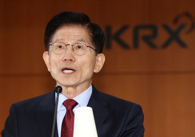 국민의힘 김문수 대통령 후보가 지난달 22일 서울 여의도 한국거래소에서 중앙선거대책위원회 현장 회의를 열고 증시 활성화 대책을 밝히고 있다. 뉴스1