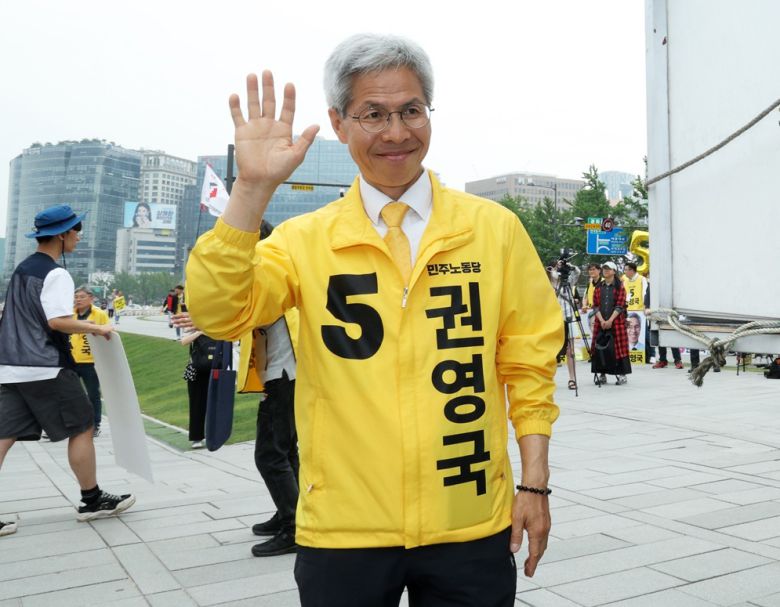 민주노동당 권영국 대선 후보가 2일 서울 종로구 광화문 해태상 인근에서 21대 대통령선거 하루를 앞두고 지지를 호소하기 위해 차량에 탑승하고 있다. 뉴시스