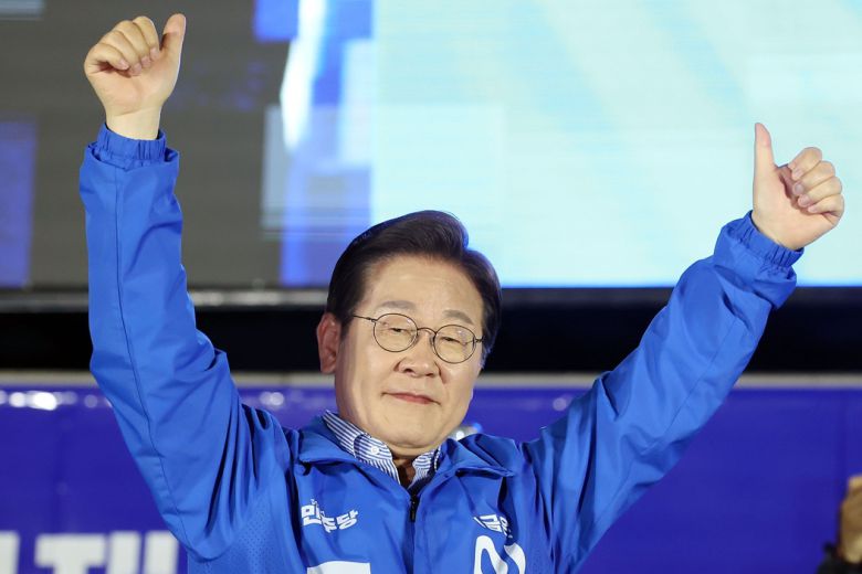 더불어민주당 이재명 대선 후보가 2일 오후 서울 영등포구 여의도공원 문화의마당에서 열린 집중유세에서 지지를 호소하고 있다. 뉴시스
