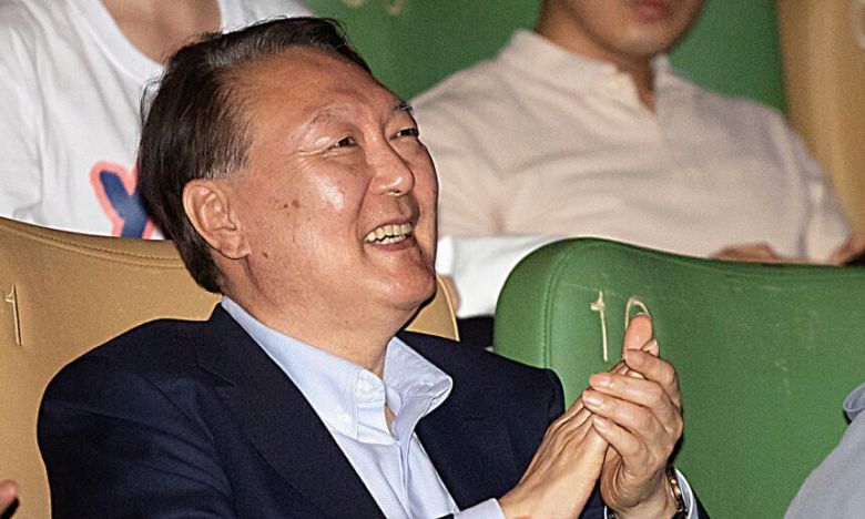 윤석열 전 대통령이 지난달 21일 오전 서울 중구 메가박스 동대문점에서 다큐멘터리 영화 ‘부정선거, 신의 작품인가’ 관람을 마친 뒤 박수치고 있다. 뉴시스