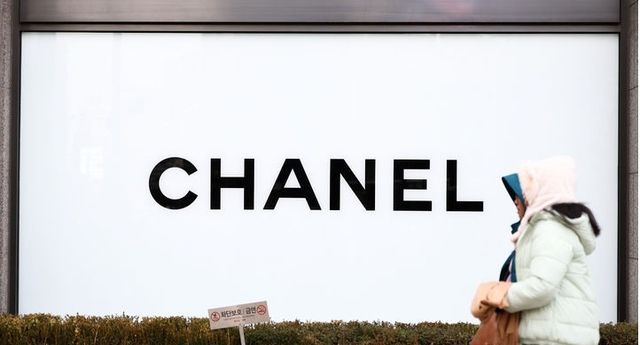 지난 1월 8일 서울 시내 한 샤넬 매장 앞으로 시민이 지나고 있다. 뉴시스