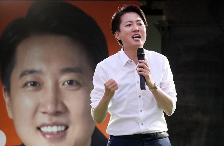 개혁신당 이준석 대선 후보가 2일 대구 수성구 수성못 상화동산에서 열린 집중유세에서 지지를 호소하고 있다. 뉴시스