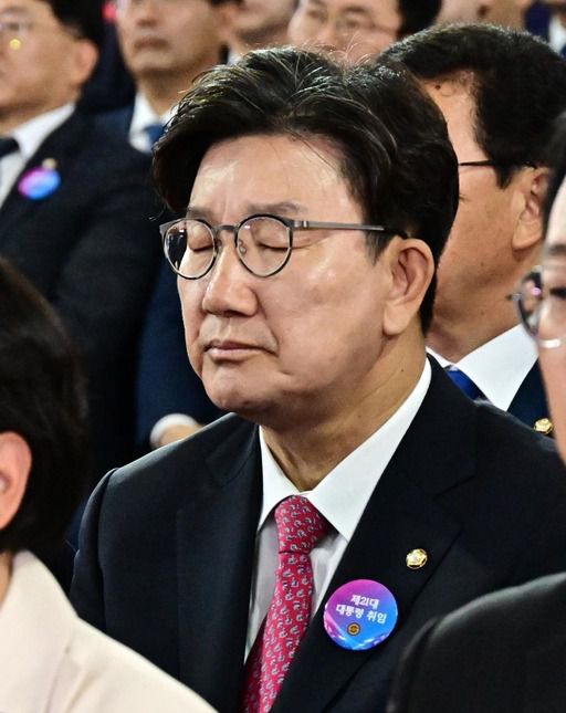 국민의힘 권성동 원내대표가 4일 국회 로텐더홀에서 열린 제21대 대통령 취임선서에 참석해 잠시 눈을 감고 있다. 뉴시스