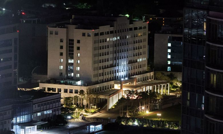 3일 밤 서울 용산구 대통령실에 불이 켜져 있다. 이재명 대통령 당선인은 청와대를 보수할 때까지 용산 집무실을 당분간 사용한다고 밝힌 바 있다. 이재문 기자