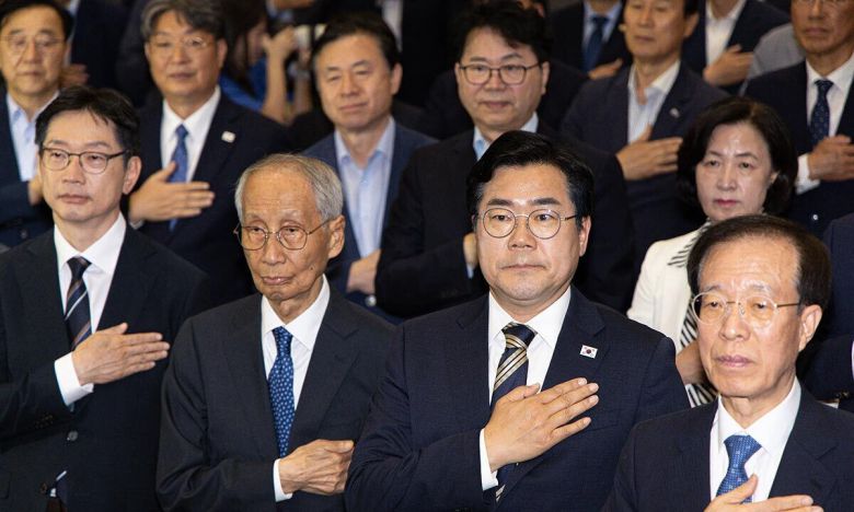 박찬대·윤여준 더불어민주당 상임 총괄선대본부장이 4일 오후 서울 여의도 국회 의원회관에서 열린 제21대 대통령선거 선거대책위원회 해단식에서 국민의례를 하고 있다. 뉴스1