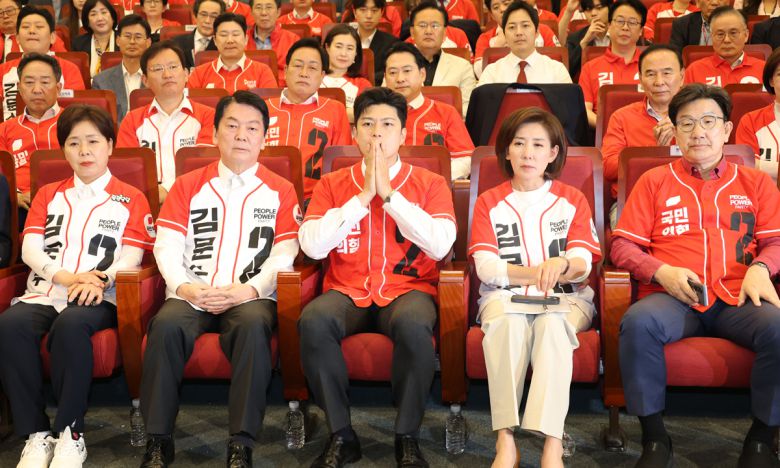 김용태 국민의힘 비상대책위원장과 권성동 원내대표를 비롯한 공동선거대책위원장들이 3일 서울 여의도 국회 도서관에 마련된 제21대 대통령선거개표상황실에서 출구조사 결과를 지켜보고 있다. 공동취재사진