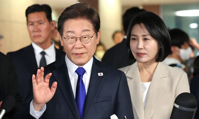 이재명 더불어민주당 대통령 후보가 3일 밤 당선이 확실시된 가운데 인천 계양구 자택을 나서고 있다. 뉴스1