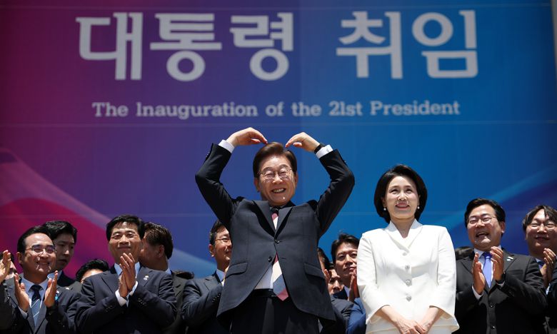 이재명 대통령이 4일 서울 여의도 국회 로텐더홀에서 열린 제21대 대통령 취임선서식을 마치고 잔디광장에 모인 시민들을 향해 하트를 만들어 보이고 있다. 오른쪽은 김혜경 여사. 국회사진기자단