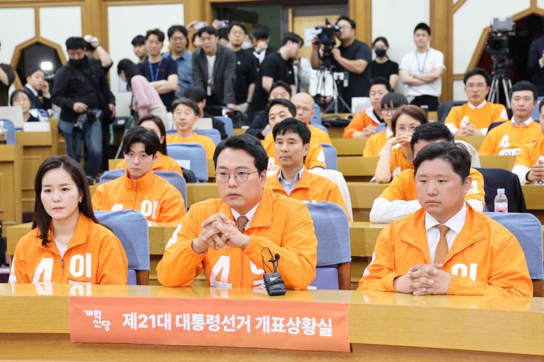 개혁신당 천하람 상임선대위원장과 이주영 의원 등이 지난 3일 오후 서울 여의도 국회 의원회관에 마련된 제21대 대통령선거 개표상황실에서 방송사 출구조사 결과를 보며 낙담에 빠져있다. 뉴시스