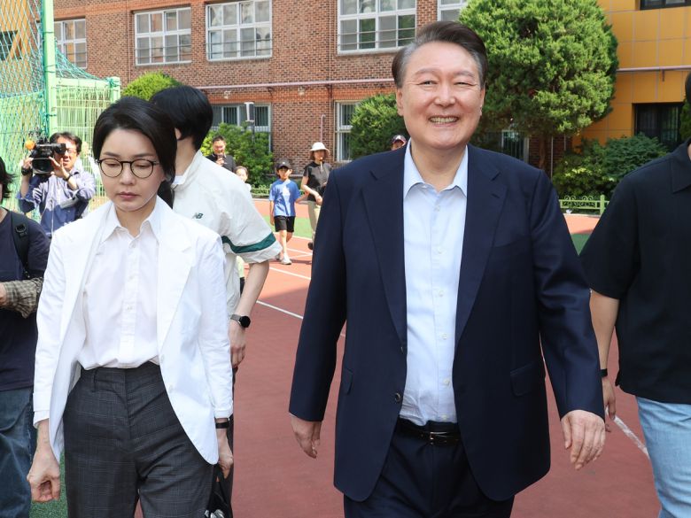 제21대 대통령 선거일인 3일 오전 윤석열 전 대통령과 김건희 여사가 서울 서초구 원명초등학교에 마련된 서초4동 제3투표소에서 투표를 마치고 나가며 기자들의 질문에 웃으며 이동하고 있다. 이제원 선임기자