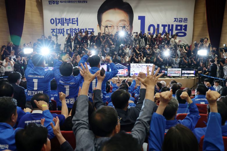 윤여준·박찬대 더불어민주당 상임 총괄선대위원장을 비롯한 공동선대위원장, 당직자들이 3일 서울 여의도 국회 의원회관에 마련된 제21대 대통령선거 개표 상황실에서 출구조사 결과 발표가 나오자 기뻐하고 있다. 공동취재사진