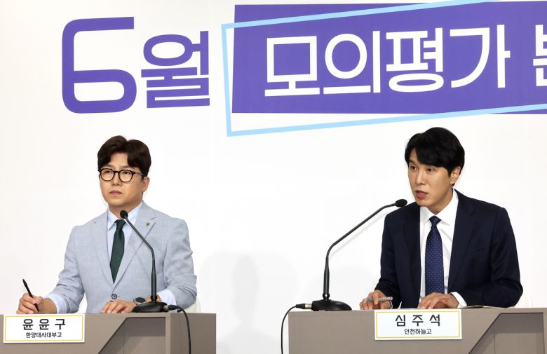 EBS 수학 대표 강사인 심주석 인천하늘고 교사(오른쪽)가 4일 정부세종청사 교육부 브리핑룸에서 6월 모의평가 수학영역 출제경향을 설명하고 있다. 세종=연합뉴스