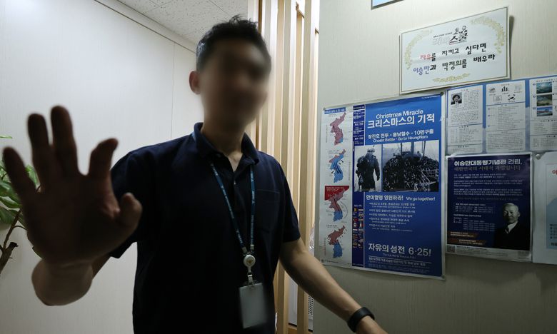 서울경찰청 사이버범죄수사대가 공직선거법 위반 혐의로 리박스쿨 사무실에 대한 압수수색에 나선 4일 서울 종로구 리박스쿨에서 관계자가 취재를 제지하고 있다. 경찰은 제21대 대통령 선거를 앞두고 조직적인 댓글 조작을 벌였다는 의혹을 받는 보수 성향의 역사교육 단체 ‘리박스쿨’에 대해 강제 수사에 착수했다. 뉴스1