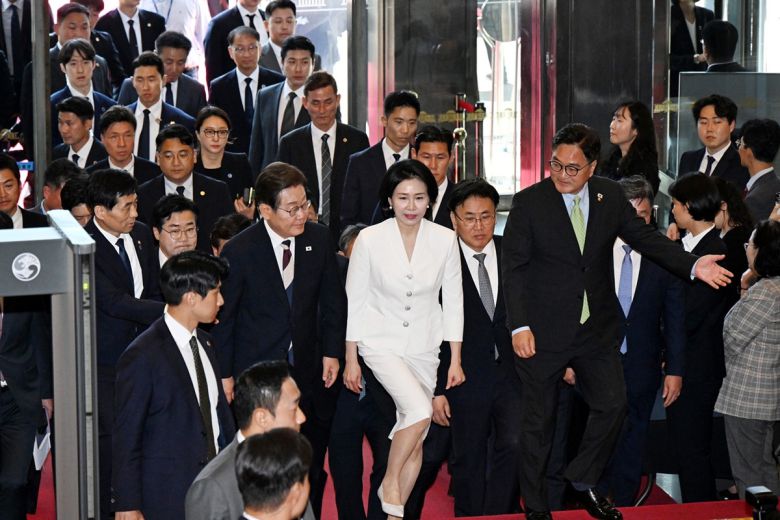 이재명 대통령과 김혜경 여사, 우원식 국회의장이 4일 오전 서울 여의도 국회에서 열린 제21대 대통령 취임선서식에 참석하고 있다. 국회사진기자단