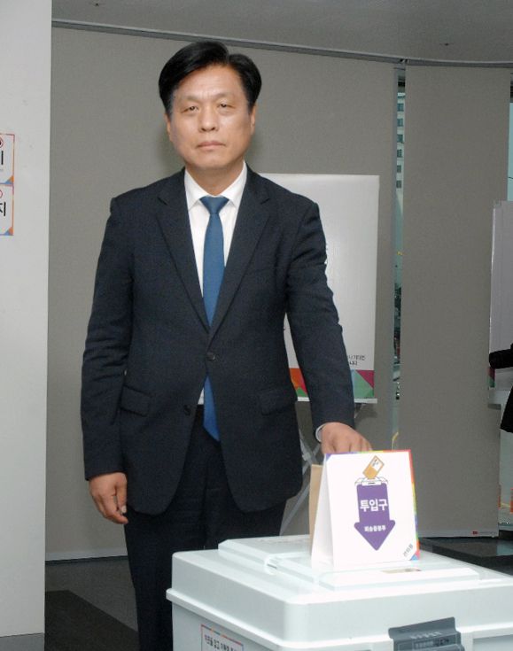 조승래 더불어민주당 국회의원이 지난 5월 29일 서울 영등포주민센터에서 사전투표를 하고 있다. 조승래 의원실 제공