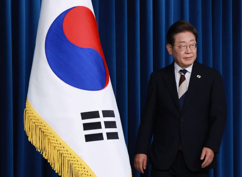 이재명 대통령이 4일 서울 용산 대통령실 청사에서 열린 인사브리핑에 입장하고 있다.   연합뉴스