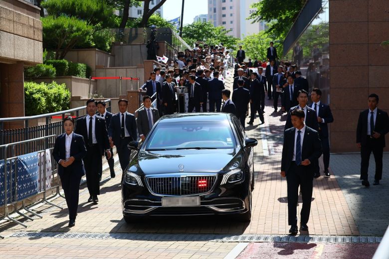 이재명 대통령이 4일 인천 계양구 사저에서 차량에 탑승해 이동하고 있다. 대통령실통신사진기자단