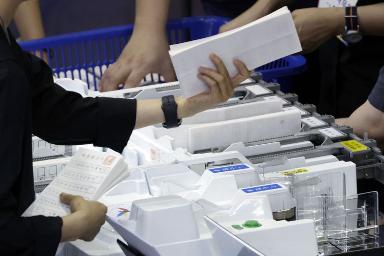 제21대 대통령 선거일인 3일 오후 서울 중구구민회관에 마련된 개표소에서 개표 작업이 진행되고 있다. 뉴시스