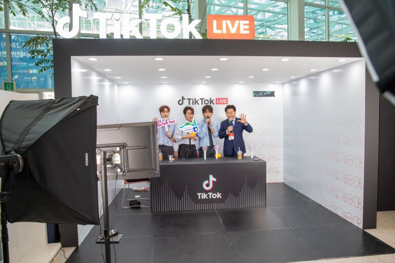 지난달 28~30일 제주국제컨벤션센터에서 열린 ‘2025 제주 평화와 번영 포럼’ 현장 내 ‘틱톡라이브’ 부스에서 보컬 그룹 ‘플레이리스트’와 오영훈 제주도지사(사진 오른쪽)가 함께 실시간 라이브 방송을 진행하고 있다. 틱톡 제공