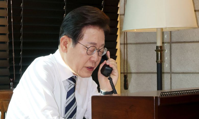 이재명 대통령이 4일 인천 계양구 사저에서 김명수 합동참모본부 의장과 통화하며 군 통수권 이양 보고를 받고 있다. 대통령실통신사진기자단