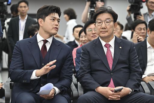 국민의힘 권성동 원내대표(오른쪽)와 김용태 비대위원장이 4일 서울 여의도 중앙당사에서 열린 대선 선대위 해단식에서 이야기하고 있다. 뉴스1