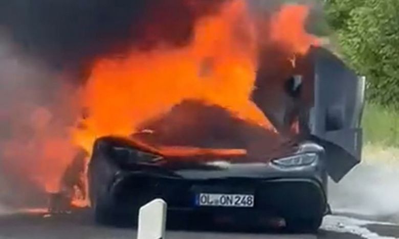 도로에서 화염에 휩싸인 37억원 상당의 희귀 슈퍼카 ‘메르세데스 AMG 원’. 인스타그램 캡처