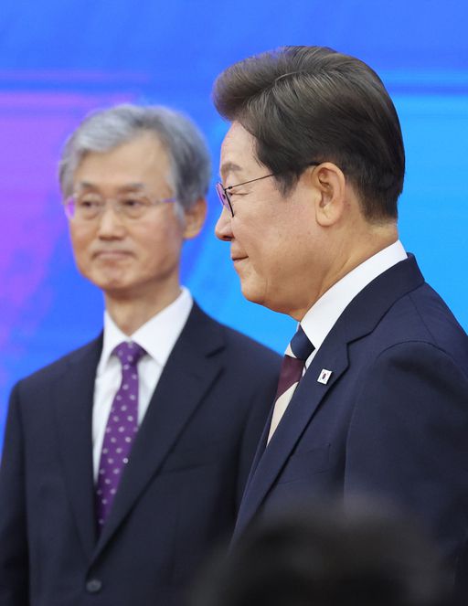 이재명 대통령이 4일 서울 여의도 국회에서 열린 21대 대통령 취임선서식에서 조희대 대법원장(왼쪽) 등과 인사를 마친 뒤 이동하고 있다. 연합뉴스
