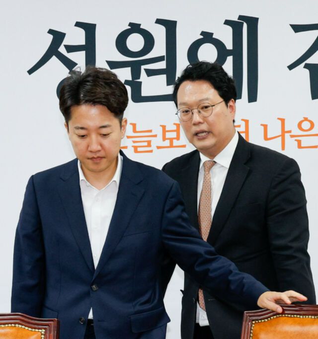 개혁신당 이준석 의원(왼쪽)과 천하람 당대표 권한대행 겸 원내대표가 5일 국회에서 열린 선거대책본부 해단식에 입장하고 있다. 뉴스1