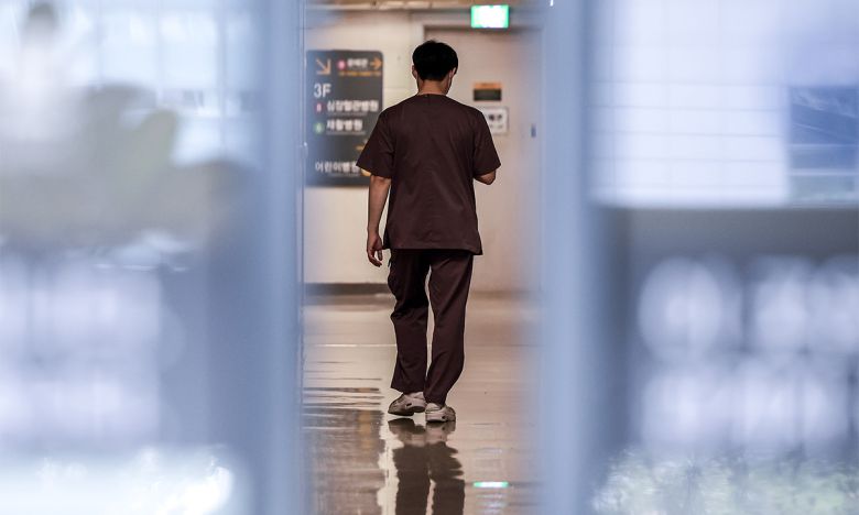 한 대학병원 전공의 전용공간에서 의료진이 이동하고 있다. 뉴시스