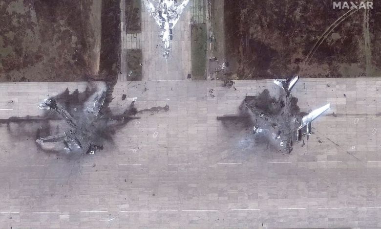 드론 공격에 파괴된 러 전략폭격기 잔해 4일 러시아 이르쿠츠크주 벨라야 공군기지에 사흘 전 우크라이나의 드론 공격으로 파괴된 장거리 전략폭격기 투폴레프(TU)-95의 잔해가 활주로에 널려 있다. 이르쿠츠크=로이터연합뉴스