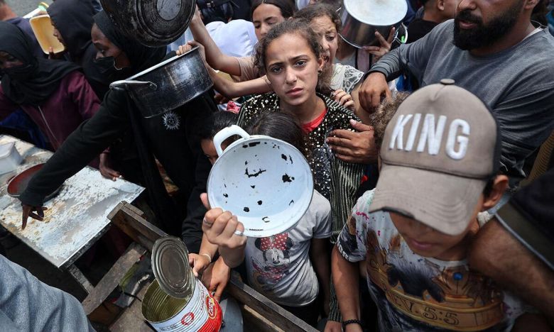 팔레스타인 어린이들이 가자 지구 중부 누세이라트의 식사 배급소에 모여 있다. AFP연합뉴스