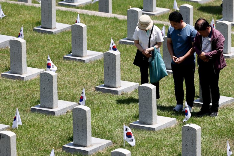 현충일인 6일 서울 동작구 현충원에서 참배객들이 참배하고 있다. 연합뉴스