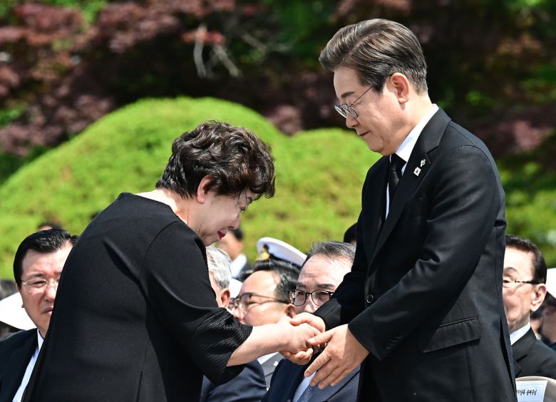 이재명 대통령이 6일 서울 동작구 국립서울현충원에서 열린 제70회 현충일 추념식에서 참석자와 악수를 나누고 있다. 대통령실사진기자단