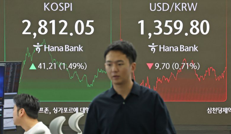 5일 오후 서울 중구 하나은행 딜링룸에 코스피, 코스닥 종가와 환율 시황이 표시되고 있다.  뉴스1