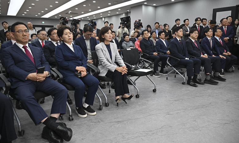 지난 4일 서울 여의도 중앙당사에서 열린 제21대 대통령선거 국민의힘 중앙선거대책위원회 해단식에 국민의힘 의원들이참석해 있다. 연합뉴스