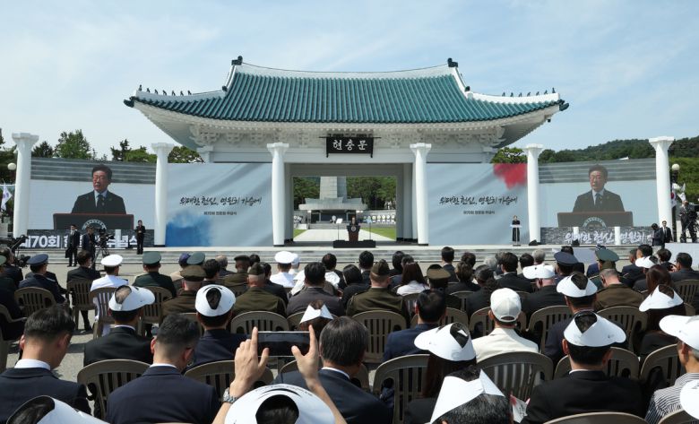 이재명 대통령이 6일 서울 동작구 국립서울현충원에서 열린 70회 현충일 추념식에서 추념사를 하고 있다. 대통령실통신사진기자단