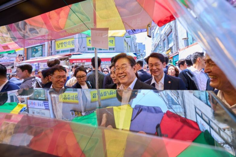 이재명 대통령과 김혜경 여사가 6일 오전 11시쯤 서울 동작구 사당동의 남성사계시장 방문해 시민들과 인사를 나누고 있다. 대통령실 제공