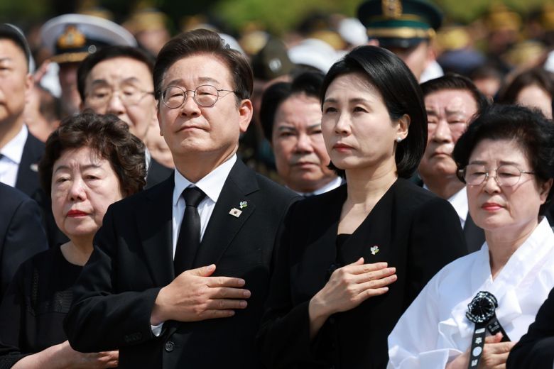 이재명 대통령과 김혜경 여사가 6일 서울 동작구 국립서울현충원에서 열린 제70회 현충일 추념식에서 참석자들과 국민의례를 하고 있다. 뉴시스