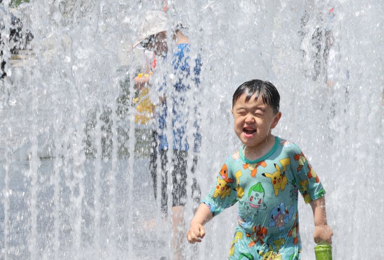 서울 낮 최고기온이 28도까지 올라 무더운 날씨를 보인 6일 서울 종로구 광화문광장 분수대에서 어린이들이 분수에 뛰어들어 물놀이를 하며 더위를 식히고 있다.  이제원 선임기자