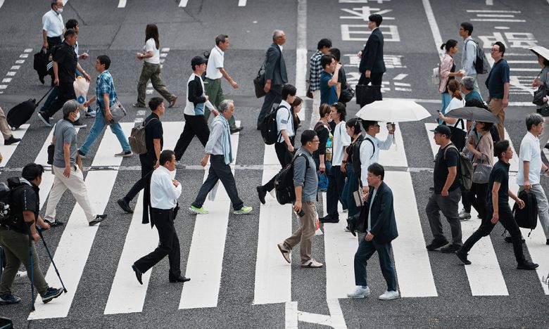 지난 4일 일본 도쿄의 한 상점가에서 사람들이 횡단보도를 건너고 있다. AP연합뉴스