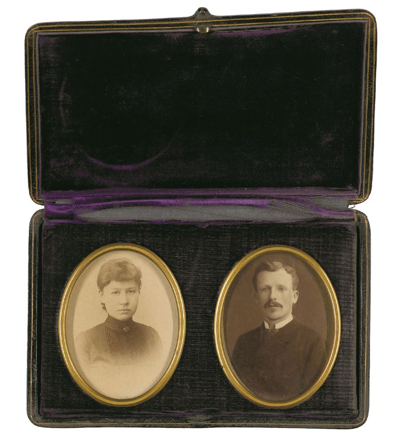 요 봉어르와 테오 반 고흐의 사진 액자가 담긴 상자. 아트북스 제공