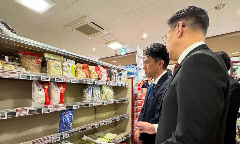 고이즈미 신지로 일본 농림수산상(왼쪽)이 취임 사흘째인 지난 5월 23일 도쿄 시내의 한 슈퍼마켓을 찾아 쌀 판매대 앞에서 쌀 수급 현황 등에 대한 설명을 듣고 있다. 전례없는 쌀값 상승으로 가계 부담이 커지는 상황이다. 고이즈미 농림수산상 페이스북 캡처